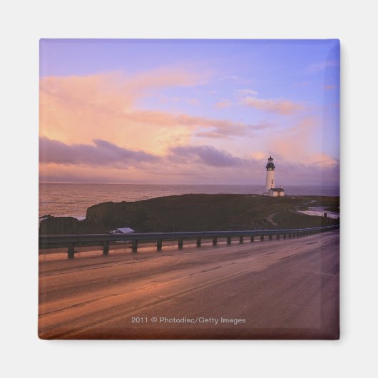 Aimant Une Route Et Un Phare Le Long De La Côte Au Couche (Devant)