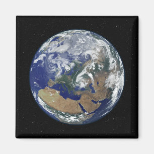 Aimant Une Terre entièrement éclairée centrée sur l'Europ