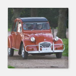 Aimant Une vieille voiture rouge Citroen 2CV avec une fem