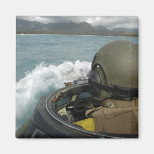 Aimant US Marine conduit un véhicule d'assaut amphibie