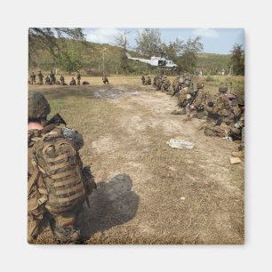 Aimant US Marines assure la sécurité en tant qu'UH-1N