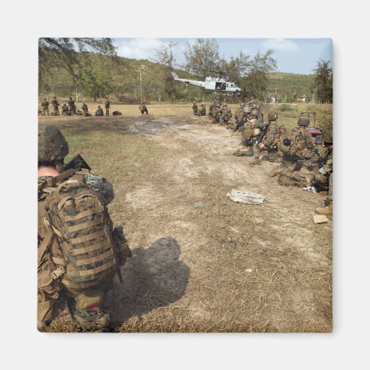 Aimant US Marines assure la sécurité en tant qu'UH-1N (Devant)