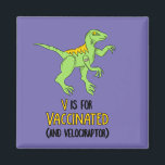 Aimant V est pour Vaccination et Vélociraptor<br><div class="desc">Montrez votre position pro-vaccin avec ce dinosaure féroce. Cet aimant présente l'illustration d'un vélociraptor en vert vif avec un bandage sur son bras où il a reçu sa balle au-dessus du message "V is for Vaccination (and Velociraptor)".</div>