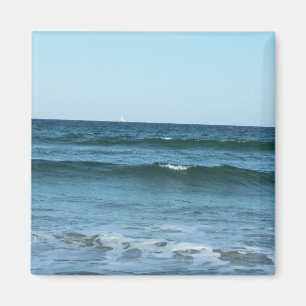 Aimant Vagues Bleues Profondes Avec Voilier Éloigné