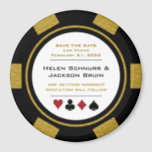 Aimant Vegas Black Gold Poker Chip Wedding Enregistrer La<br><div class="desc">Éblouissez vos invités en leur envoyant ces jetons de poker noir,  or et blanc Magnet Réservez la date à placer sur leur réfrigérateur. Ils attendent avec impatience l'invitation officielle à ce mariage incontournable !</div>