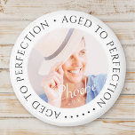 Aimant Vieilli à la perfection Moderne Simple photo d'ann<br><div class="desc">Ce design simple et moderne est composé de typographie serif et d'ajouter une photo personnalisée. "L'âge à la perfection" encercle la photo personnalisée.</div>