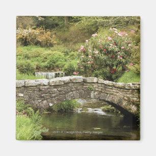 Aimant Vieux pont en pierre à travers un courant en parc