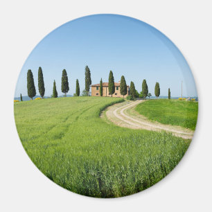 Aimant Villa de ferme avec des arbres de cyprès en