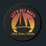 Aimant Vintage Retro Nouvelle-Écosse Voilier Obtenons Nau<br><div class="desc">Design de voyage océanique vintage et rétro pour ceux qui aiment aller à la voile et explorer la mer sur un voilier. Marchandises cool et fantastiques pour marin, pêcheur, capitaine de navire ou capitaine de bateau. Parfait pour les membres de club de voile et les amateurs de sports d'été de...</div>