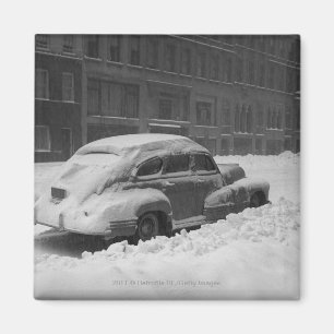 Aimant Voiture couverte par neige sur la rue B&W