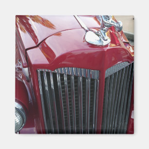 Aimant voiture rouge vintage avec l'ornement de capot de