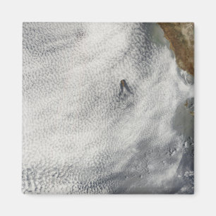 Aimant Vortexes et gloire de nuage outre d'île de