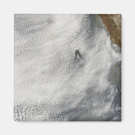 Aimant Vortices nuageuses et gloire au large de l'île de  (Devant)