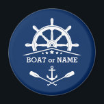 Aimant Votre nom de bateau ou texte Ancre Oars Helm Navy<br><div class="desc">Élégant aimant frigo rond avec votre maison de plage personnalisée, maison de lac, nom de famille ou autre texte avec un bateau nautique personnalisé - barre, ancre, voitures croisées et étoiles en blanc sur bleu marine ou choisir des couleurs arrière - plans pour correspondre à votre décor. Fait un grand...</div>
