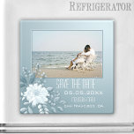Aimant Votre photo Floral Dusty Blue Sauvez la date<br><div class="desc">Un élégant aimant moderne Save the Date avec votre propre photo préférée encadrée par un design bleu poussiéreux avec une fleur d'aquarelle.</div>