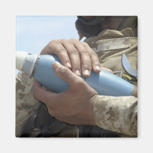 Aimant Vue d'ensemble d'un soldat faisant crader une muni