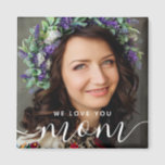 Aimant We Love You Mom Modern Classic Photo<br><div class="desc">Ce design simple et classique est composé de sans serif et de typographie cursive ludique et d'ajouter une photo personnalisée. Changez "Maman" en mère,  maman,  maman,  etc.</div>