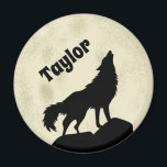 Aimant Wolf Howling at the Moon Illustration personnalisé<br><div class="desc">Montrez votre côté sauvage avec cet aimant frigo personnalisé. Il présente une illustration en silhouette d'un loup en noir hurlant sur une lune jaune pâle, ce qui en fait un endroit parfait pour quiconque aime les animaux. Cet aimant est prêt à être personnalisé avec un nom ou un autre texte....</div>