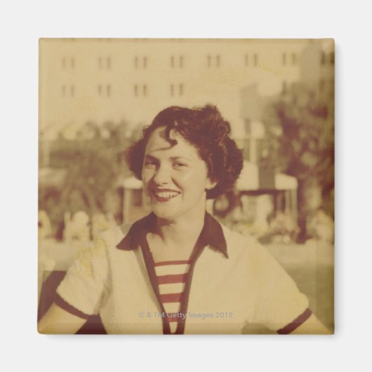 Aimant Woman Sitting Outside (Devant)