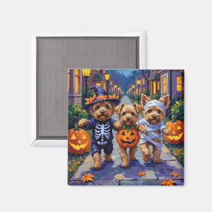Aimant Yorkipoo faisant Trick-or-Treating dans des costum
