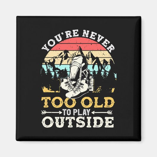 Aimant You're Never Too Old To Play Outside Mountain Hiki (Devant)