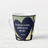 AIMER ce que vous faites Latte Mug - Adiela Akoo (Angle gauche)