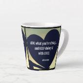 AIMER ce que vous faites Latte Mug - Adiela Akoo (Angle droit)