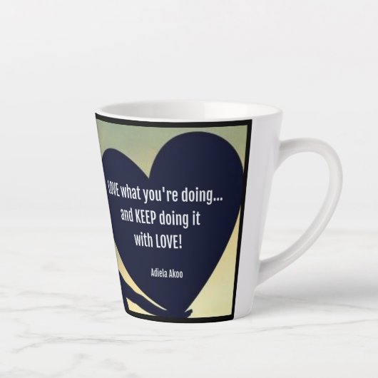 AIMER ce que vous faites Latte Mug - Adiela Akoo (Droite)