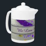 Aimez-vous Grand-mère Moderne Peinture Splatter Ab<br><div class="desc">Cette théière personnalisée offre à grand-mère un design dynamique pour la réveiller le matin ou ajouter une touche de couleur à son thé de l'après-midi. Cette théière artistique présente des éclaboussures de peinture violette et jaune contre un arrière - plan argenté. Une bannière grise à travers le centre fournit un...</div>