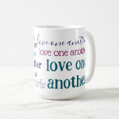 Aimez-vous les uns les autres mug à café (Devant droit)