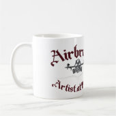AIRBRUSH ARTIST OP HET WERK KOFFIEMOK (Links)