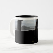 Aircrews naderen Farallon Island Tweekleurige Koffiemok (Voorkant links)