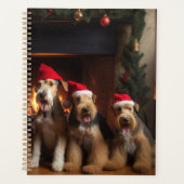 Airedale au coin du feu de Noël (Devant)