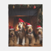 Airedale bij de open haard Kerstmis Fleece Deken (Voorkant)