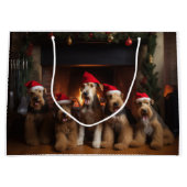 Airedale bij de open haard Kerstmis Groot Cadeauzakje (Voorkant)