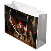 Airedale bij de open haard Kerstmis Groot Cadeauzakje (Achterkant Gekanteld)