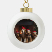 Airedale bij de open haard Kerstmis Keramische Bal Ornament (Voorkant)