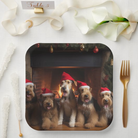 Airedale bij de open haard Kerstmis Papieren Bordje (Huwelijk)