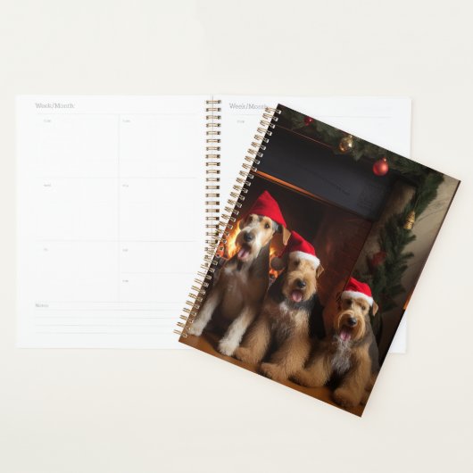 Airedale bij de open haard Kerstmis Planner (Display)
