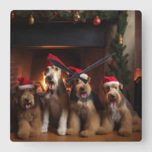 Airedale bij de open haard Kerstmis Vierkante Klok