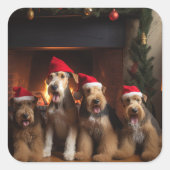 Airedale bij de open haard Kerstmis Vierkante Sticker (Voorkant)