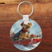 Airedale Hond in Sledge Laat het Sneeuw Kerstmis Sleutelhanger (Voorkant)