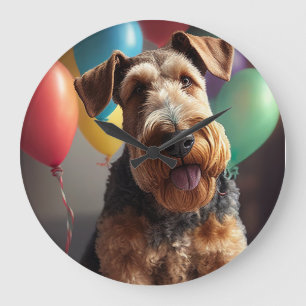 Airedale-hond met cake en ballonnen grote klok