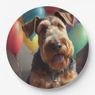 Airedale-hond met cake en ballonnen papieren bordje