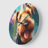 Airedale hond met verjaardagscadeau en pet grote klok (Hoek)