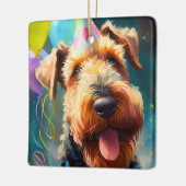Airedale hond met verjaardagscadeau en pet keramisch ornament (Links)