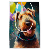 Airedale hond met verjaardagscadeau en pet medium cadeauzakje (Voorkant)