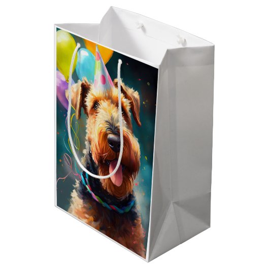 Airedale hond met verjaardagscadeau en pet medium cadeauzakje (Achterkant Gekanteld)