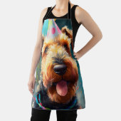 Airedale hond met verjaardagscadeau en pet schort (Insitu)