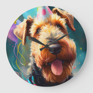 Airedale-hond met verjaardagshoed en ballonnen grote klok